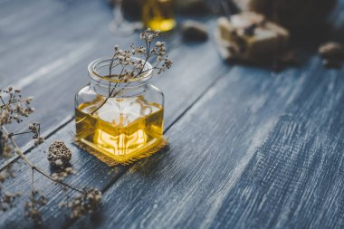 Spa kompozisyon. Aroma esans rustik ahşap arka plan, seçici odak üzerinde