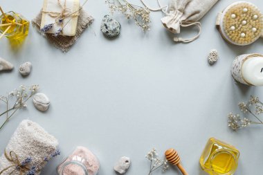 Spa kompozisyon. Rustik ahşap zemin üzerine spa uygulamaları için çeşitli ürünler