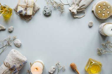 Spa kompozisyon. Rustik ahşap zemin üzerine spa uygulamaları için çeşitli ürünler