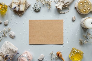 Spa kompozisyon. Kraft kağıt rustik ahşap zemin üzerine spa uygulamaları için çeşitli ürünleri ile