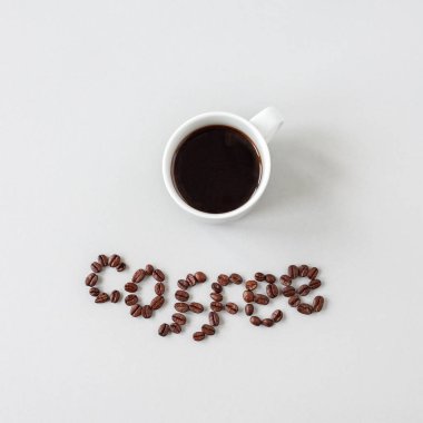 Kahve çekirdekleri ve kahve, en iyi görünümü fincan kahve kelime yapılmış