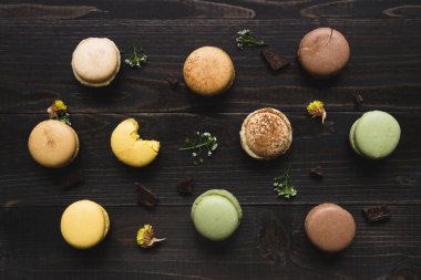 Tatlı arka plan. Ahşap tablo, üst v lezzetli macaroons