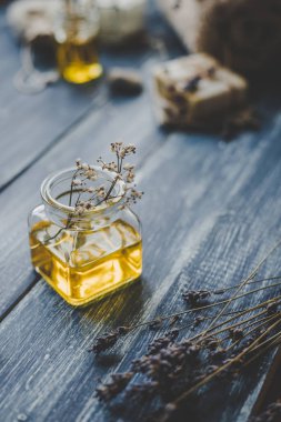 Spa kompozisyon. Aroma esans rustik ahşap arka plan, seçici odak üzerinde