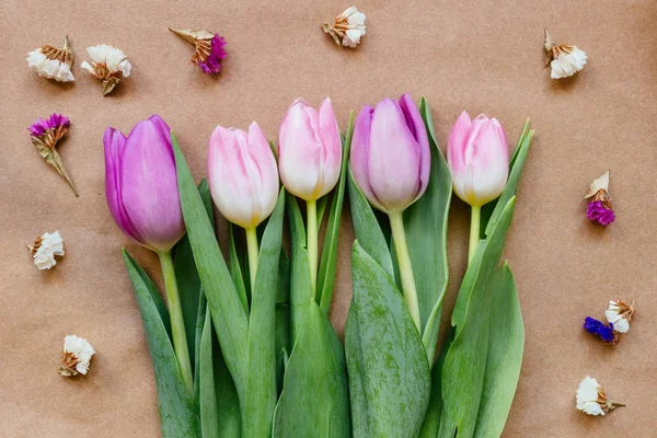 Ramo de hermosos tulipanes frescos con decoración en el fondo de madera — Foto de Stock