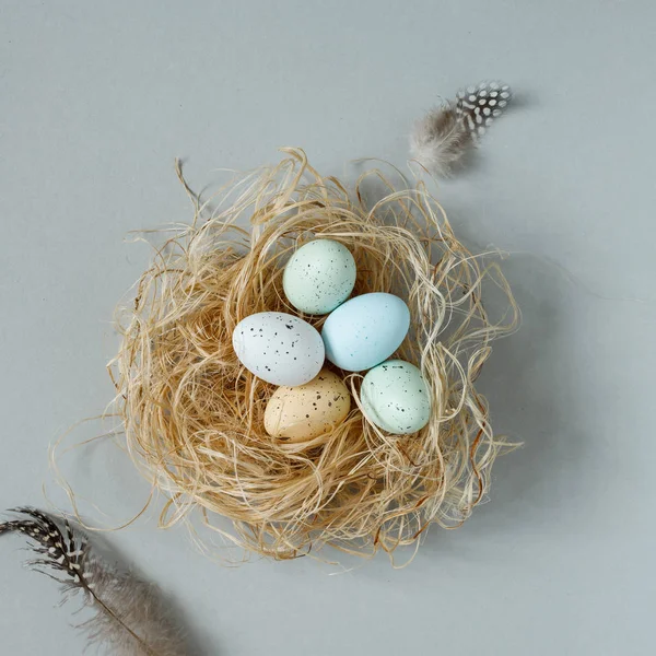 Vrolijk Pasen. Paaseieren in nest met Pasen decoratie, bovenaanzicht — Stockfoto