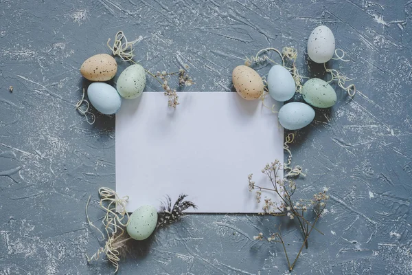 Mutlu paskalyalar. Paskalya yumurta beyaz kağıt, en iyi görünümü levha ile. Kopya alanı