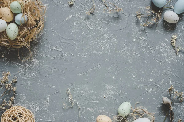 Paskalya kompozisyon. Paskalya yumurta Paskalya dekorasyonu, üstten görünüm ile. Kopya alanı