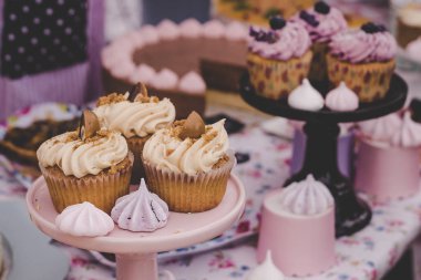 Lezzetli kek krem peynir buzlanma, şekerler ve meringues