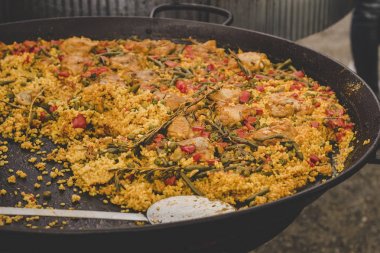 Geleneksel paella tavuk ve sebze sokak gıda Market