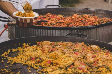 Geleneksel paella tavuk ve sebze sokak gıda Market