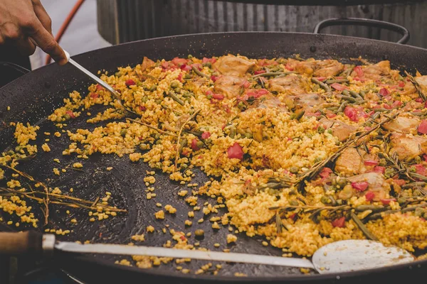 Traditionelle Paella mit Huhn und Gemüse auf dem Street Food Markt — Stockfoto
