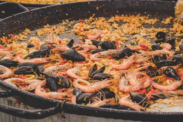 Traditionele paella met zeevruchten en groenten op straatvoedsel markt — Stockfoto