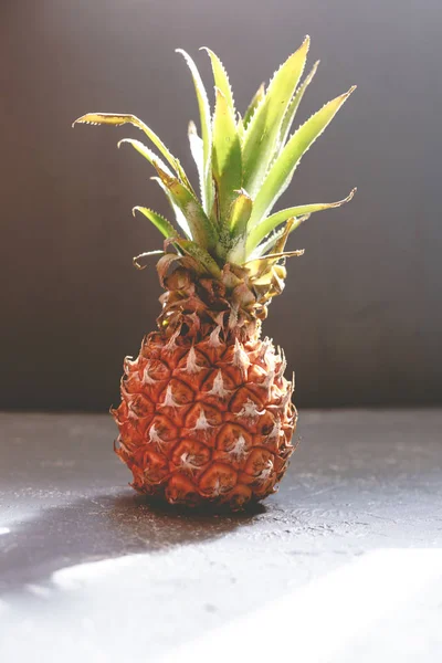 Rijpe sappige ananas op grijze houten tafel, verlichting — Stockfoto