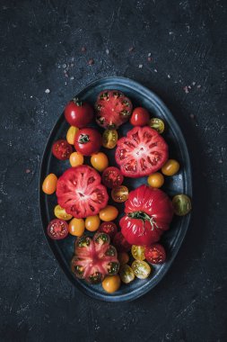 Tabakta renkli güzel domatesler, yukarıdan manzara