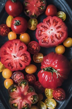 Taze sulu domatesler tabakta, yukarıdan manzara