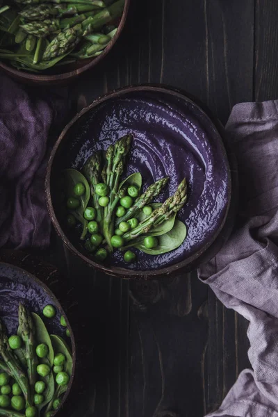 Sopa de primavera de verduras con col roja, espárragos y guisante verde . —  Fotos de Stock