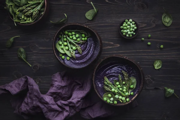 Soupe de printemps aux légumes violets avec chou rouge, asperges et pois verts . — Photo