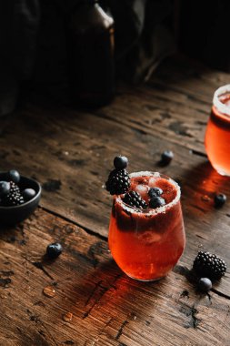 Böğürtlenli ve yaban mersinli taze buzlu içecek.