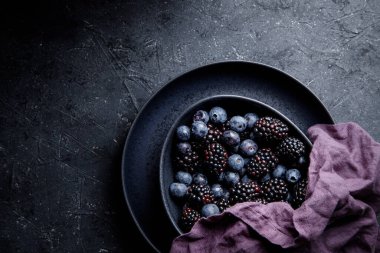 Taze yaz meyveleri kaseye yakın..