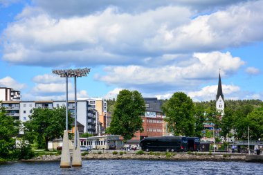 Norveç 'in Hamar limanının görüntüsü, Mjosa Gölü' nden çan kulesi ve Hamar Katedrali kulesi ile birlikte. Hamar, eski adı Hedmark olan Innlandet 'de küçük bir kasabadır.