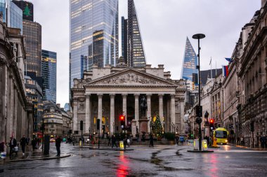 Londra / Birleşik Krallık - 6 Aralık 2019: Royal Exchange ile yağmurlu bir günde Londra 'daki Bank kavşağının erken akşam manzarası. Londra şehrinin coğrafi merkezidir.