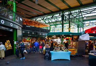 Londra / Birleşik Krallık - 26 Eylül 2019: ünlü Borough Market 'te sokak yemekleriyle tezgahlar. Londra Köprüsü yakınlarındaki Southwark 'ta yer alan bu canlı pazar, popüler bir turistik ilgi odağı.