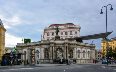 Viyana / Avusturya - 6 Mayıs 2019: Albertina Müzesi 'nin cephesi, Albertina Bastion terasında akşam saatlerinde resim, resim ve resim koleksiyonu bulunan bir sanat müzesi.