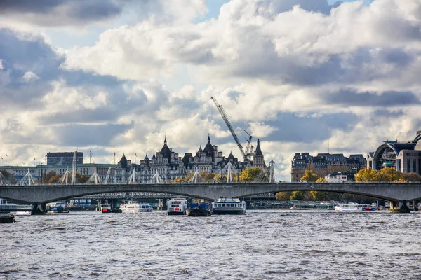 Malowniczy Widok Tamizę Londynie Wielka Brytania Waterloo Bridge Łodzie Turystyczne — Zdjęcie stockowe
