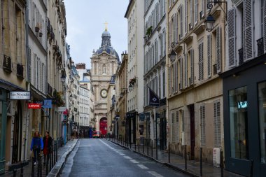 Paris / Fransa - 3 Kasım 2019: Paris 'in Marais bölgesindeki Rue de Sevigne Saint-Paul-Saint-Paul Meydanı' ndaki Cizvit Kilisesi cephesi