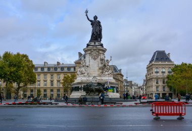 Paris / Fransa - 3 Kasım 2019: Cumhuriyet Anıtı Marianne heykeli ile birlikte Cumhuriyet Meydanı 'nda toplanma, mitingler ve toplantılar için bir yer olarak bilinir.