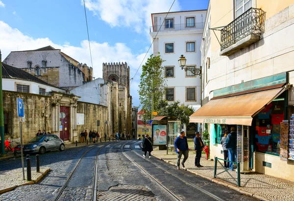 リスボン ポルトガル 12月1 2019 アルファマのラルゴ マルティーノ その狭い通りを持つリスボンの古い地区 またはリスボン大聖堂を背景に — ストック写真