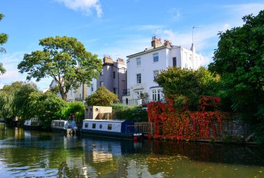 Londra / Birleşik Krallık - 9 Ekim 2019: Kuzey Londra 'daki zengin Tebeşir Çiftliği bölgesinde Regent Kanalı' na bakan evler. Regent 's Canal Patikası artık yürümek ve bisiklete binmek için gözde bir yer.