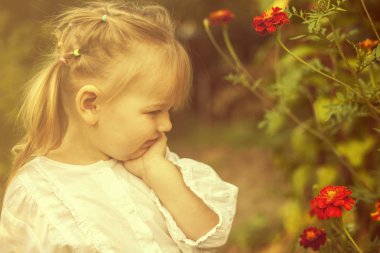  güzel küçük kız bahçede bahar çiçek bir buket