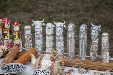 Azak, Russia_ 20 Eylül 2017: azak Şehir halk sanat sergisi. Halk sanatı, Slavlar antik tanrıların figürler.