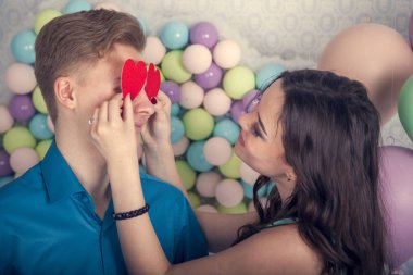  Mutlu çift iki kağıt kalp tutan aşık