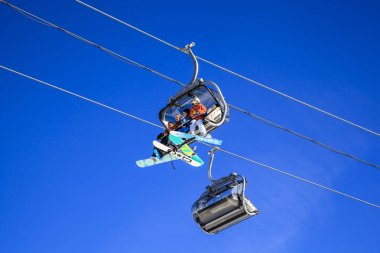 Rusya, Soçi, 01 Aralık 2017 - resort, Kayak hocası Kayak, editoryal bir genç kız öğretiyor.