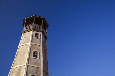 mavi gökyüzü arka plan üzerinde eski llighthouse