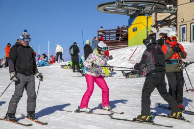 Rusya, Soçi, 01 Aralık 2017 - resort, Kayak hocası Kayak, editoryal bir genç kız öğretiyor.