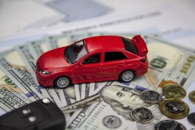 Bir Rostov on Don, Rusya, 29 Ocak 2018: araba sigortası kavramı. Motorlu veya araba sigorta başvuru araba modeli ile anahtar taşı arka planı ile dolar banknot ve sigorta poliçesi