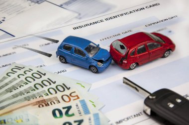Bir Rostov on Don, Rusya, 29 Ocak 2018: araba sigortası kavramı. Motorlu veya araba sigorta başvuru araba modeli ile anahtar taşı arka planı ile Euro banknot ve sigorta poliçesi, fren mesafesi ve araçların çarpışma