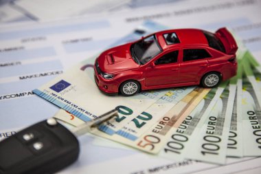 Bir Rostov on Don, Rusya, 29 Ocak 2018: araba sigortası kavramı. Motorlu veya araba sigorta başvuru araba modeli ile anahtar taşı arka planı ile euro banknot ve sigorta poliçesi
