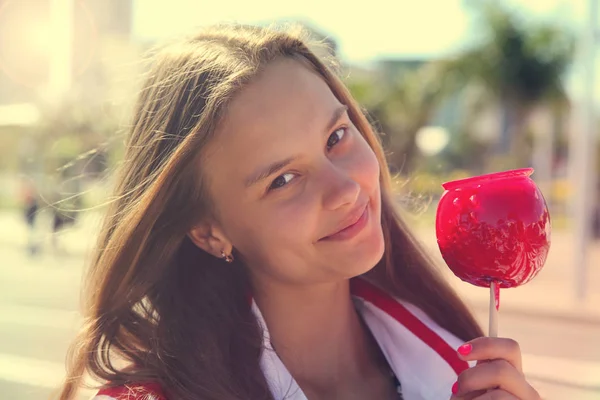 Krásná Dívka Sladký Úsměv Hnědovlasá Žena Karamelové Jablko — Stock fotografie