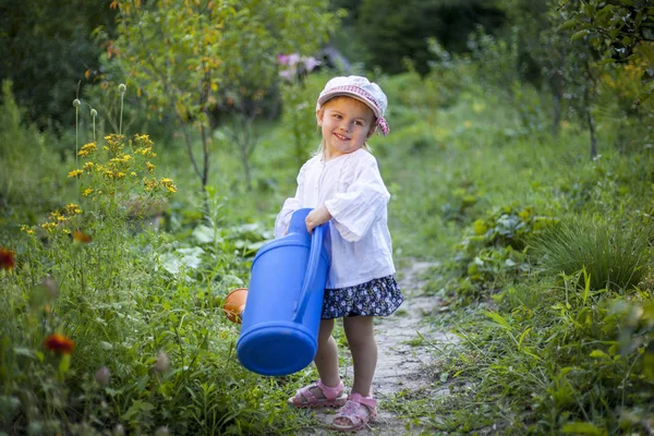 Güzel Küçük Kız Bahçede Çiçek Sulama Büyük Sulama Olabilir Ile — Stok fotoğraf