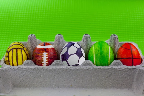 Hühnerei Mit Muster Unter Sportbällen Auf Grünem Hintergrund Ostern Dekoriert — Stockfoto