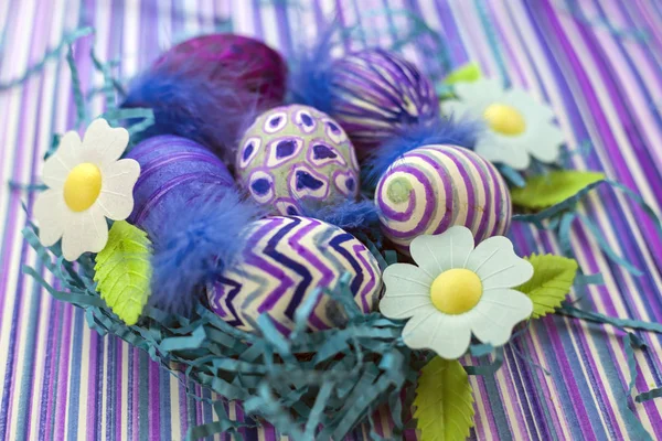 Wielkanoc Tła Wiosenne Kwiaty Pisanki Pisanki Zdobione Flamaster Ultra Fioletowe — Zdjęcie stockowe