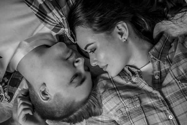 Happy Young Couple Lying Back Looking Each Other — Stock Photo, Image