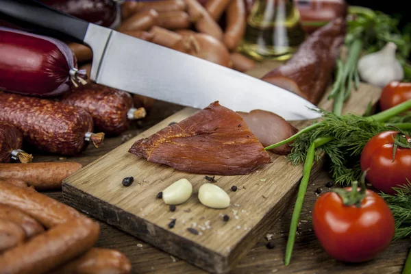 Sosis Carpaccio Ahşap Masa Bıçak Dilimleme Kesim Domates Dereotu Maydanoz — Stok fotoğraf