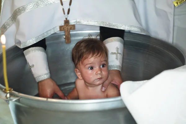 Ритуал Крещения Православной Христианской Церкви Ребенка — стоковое фото