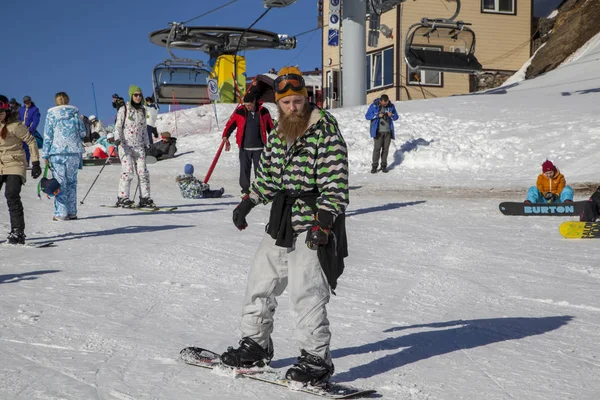 Rússia Sochi Dezembro 2017 Estância Esqui Homem Com Barba Snowboard — Fotografia de Stock