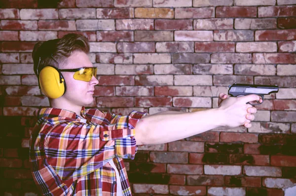 Giovane Ragazzo Con Una Pistola Mano Indossando Occhiali Cuffie — Foto Stock